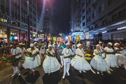 Giulian Serafim / PMPA/Divulgação Descida da Borges abre o Carnaval 2026 em Porto Alegre e leva a folia ao coração da cidade<!-- NICAID(16205790) -->