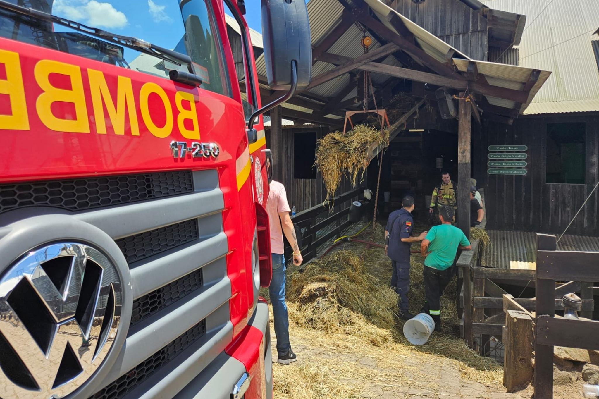 Incêndio atinge depósito na Casa da Ovelha