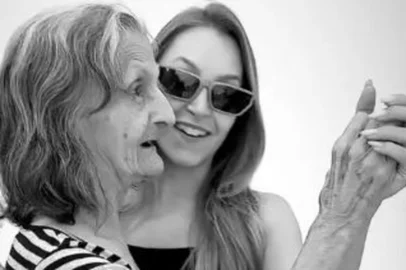 Carla Diaz dança com avó diagnosticada com Alzheimer: 'Me ensinando alguns inhos'<!-- NICAID(15410375) -->
