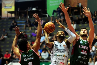 CAXIAS DO SUL, RS, BRASIL, 24/10/2024. Caxias do Sul Basquete x União Corinthians, jogo válido pela primeira rodada do Novo Basquete Brasil - NBB 2023/2024 - realizado no ginásio do Sesi. (Porthus Junior/Agência RBS)<!-- NICAID(15578401) -->