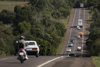 Venâncio Aires, RS, Brasil, 14-05-2025: Trecho da estrada entre Cruzeiro do Sul e Venâncio Aires. Projeto de concessão da rodovia RS-453, conhecida como Rota do Sol, deve envolver obras de duplicação e pedágios. Foto: Mateus Bruxel / Agência RBSIndexador: MATEUS BRUXEL<!-- NICAID(16037728) -->