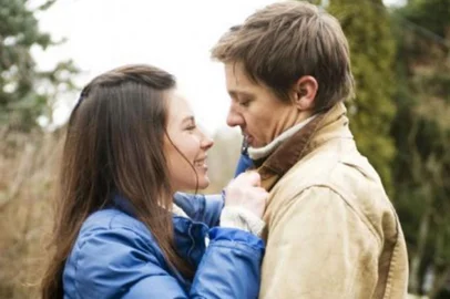 Atores Evangeline Lilly e Jeremy Renner são amigos. Ela interpreta a heroína Vespa e ele o herói Gavião Arqueiro, ambos da Marvel.<!-- NICAID(15344537) -->