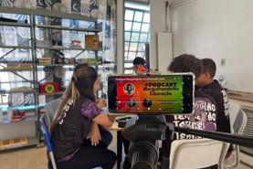 Escola Estadual de Educação Básica Lourenço Leon Von Langendonck, em Maquiné, mantém o podcast “Mergulhando na Educação”, que "entrevista" inteligência artificial.<!-- NICAID(15718408) -->