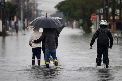 CANOAS, RS, BRASIL, 18-06-2025: CHUVAS NO RS -  Após pouco mais de um ano da enchente de 2024, a água volta a invadir o bairro Mathias Velho, em Canoas. Grande quantidade de chuva que caiu no estado e na região metropolitana, causa transtorno e amplia trauma nas pessoas atingidas. Foto: André Ávila/ Agência RBSIndexador: Andre Avila<!-- NICAID(16062734) -->