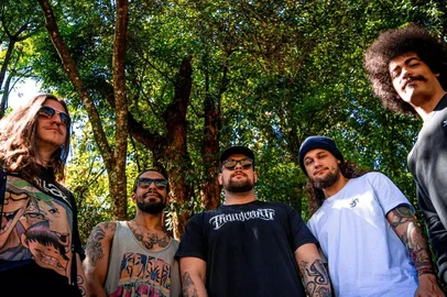 Acervo pessoal / Divulgação O álbum conta com oito faixas, sendo duas inéditas ( Aqui do lado Pederneiras e Não Importa Quem Doer), além da participação da dupla de Mcs, Chapahall e AlTrue na faixa "Meu Lugar". Rima, Psicodelia e Groove - Ao Vivo, registra todo o poder das rimas, ideias, sonoridades e energia da Banda TeTo, que completa dez anos em 2026!A Banda TeTo é formada por Negoboy nos vocais, Bob William no baixo e vocais, Guillermo Mathias teclados e vocais, Guilherme Antunes na guitarra e Kewin Boi na bateria.<!-- NICAID(16209420) -->