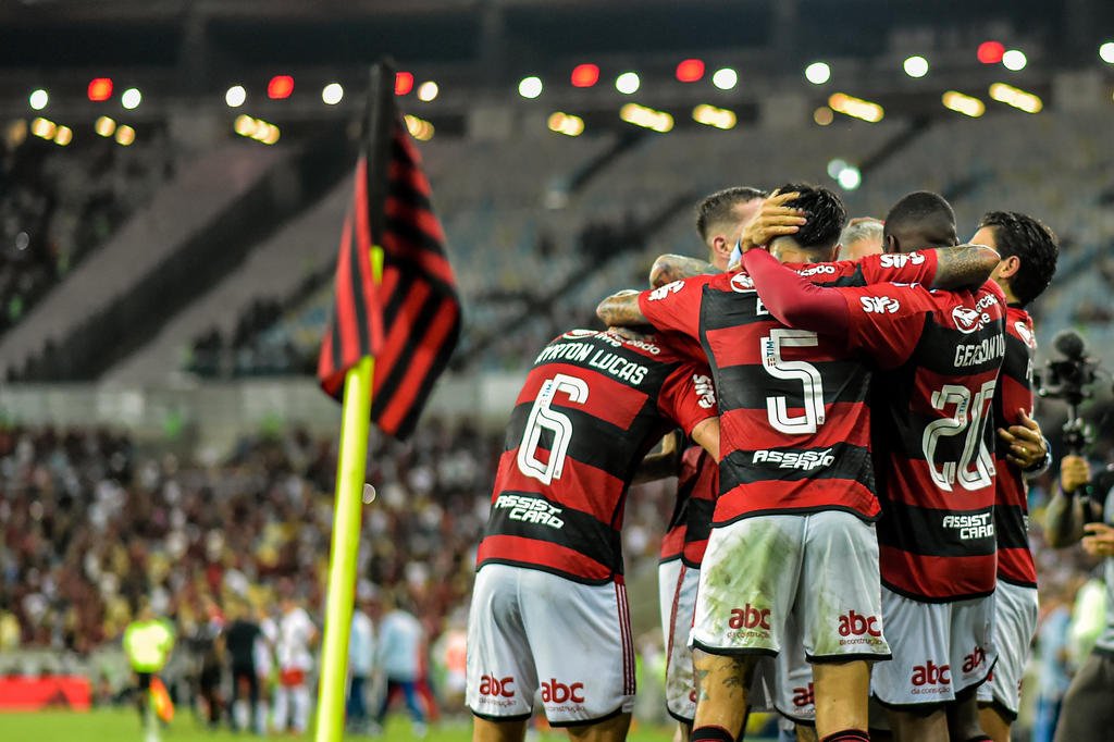 Flamengo vence Bragantino e ultrapassa Grêmio na tabela do Brasileirão