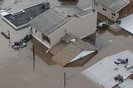 CANOAS, RS, Brasil, 04-05-2024: Resgate de sete pessoas por equipes militares de pessoas de cima dos telhados das casas alagadas no bairro Rio Branco, em Canoas. Sete resgatados foram levados para o hospital da Ulbra. Foto: Mateus Bruxel / Agência RBS<!-- NICAID(15754437) -->