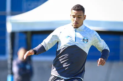 RS - FUTEBOL/ TREINO GREMIO 2026 - ESPORTES - Jogadores do Gremio realizam treino tÃ©cnico durante a manha desta terca-feira, no CT Luiz Carvalho, na preparaÃ§Ã£o para a partida valida pela Copa Sul-Americana 2026. Na foto, Gustavo Martins. FOTO: LUCAS UEBEL/GREMIO FBPA<!-- NICAID(16298438) -->