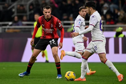 AC Milan's Italian forward #73 Francesco Camarda (L) fights for the ball with Fiorentina's Italian defender #65 Fabiano Parisi (R) during the Serie A football match between AC Milan vs Fiorentina at San Siro stadium in Milan, on November 25, 2023. (Photo by Isabella BONOTTO / AFP)<!-- NICAID(15608809) -->