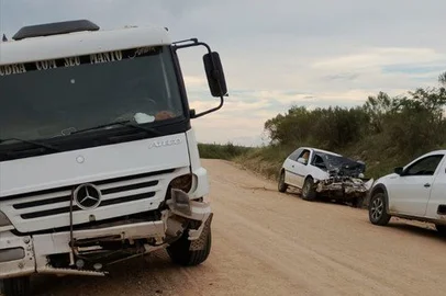 Acidente entre carro e caminhão deixa quatro feridos, incluindo duas crianças, em Candiota