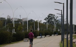 PORTO ALEGRE, RS, BRASIL, 09-07-2025: Manhã com céu encoberto em Porto Alegre. Na capital, a máxima não deve passar dos 16ºC à tarde. Foto: Mateus Bruxel/Agência RBSIndexador: MATEUS BRUXEL<!-- NICAID(16076383) -->