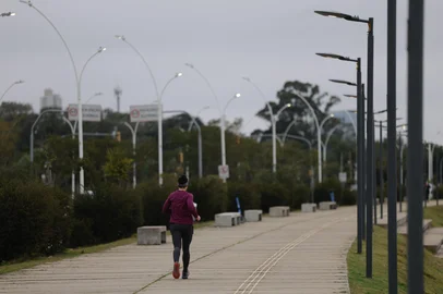 PORTO ALEGRE, RS, BRASIL, 09-07-2025: Manhã com céu encoberto em Porto Alegre. Na capital, a máxima não deve passar dos 16ºC à tarde. Foto: Mateus Bruxel/Agência RBSIndexador: MATEUS BRUXEL<!-- NICAID(16076383) -->