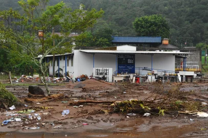 CAXIAS DO SUL, RS, BRASIL, 13/05/2024. Enchente RS: Região de Vila Cristina, interior de Caxias do Sul registra estragos na área administrativa e residencial, bem como nas estradas. Na foto, área onde fica a UBS e a Subprefeitura de Vila Cristina. (Bruno Todeschini/Agência RBS)Indexador: BTK<!-- NICAID(15762406) -->