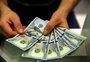 Após atingir menor cotação em três meses, dólar sobe e fecha acima de R$ 5,70