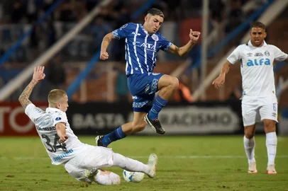 Gremio's defender #34 Igor Schlemper and Godoy Cruz's midfielder #35 Luciano Pascual fight for the ball during the Copa Sudamericana group stage football match between Argentina's Godoy Cruz and Brazil's Gremio at the Malvinas Argentinas stadium in Mendoza, Argentina, on April 24, 2025. (Photo by Andres LARROVERE / AFP)Editoria: SPOLocal: MendozaIndexador: ANDRES LARROVERESecao: soccerFonte: AFPFotógrafo: STR<!-- NICAID(16023955) -->