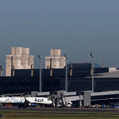 Porto Alegre, RS, Brasil - Primeiro pouso de avião comercial após a reabertura do aeroporto salgado filho.Indexador: jeff botega<!-- NICAID(15895291) -->