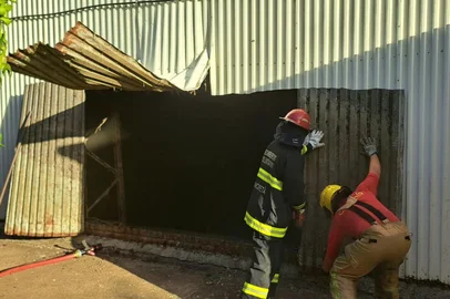 Incêndio atinge silo de grãos de soja em cooperativa de Júlio de Castilhos<!-- NICAID(15998487) -->