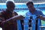 Gilberto Gil ganha camisa do Grêmio em visita à Arena<!-- NICAID(15367209) -->