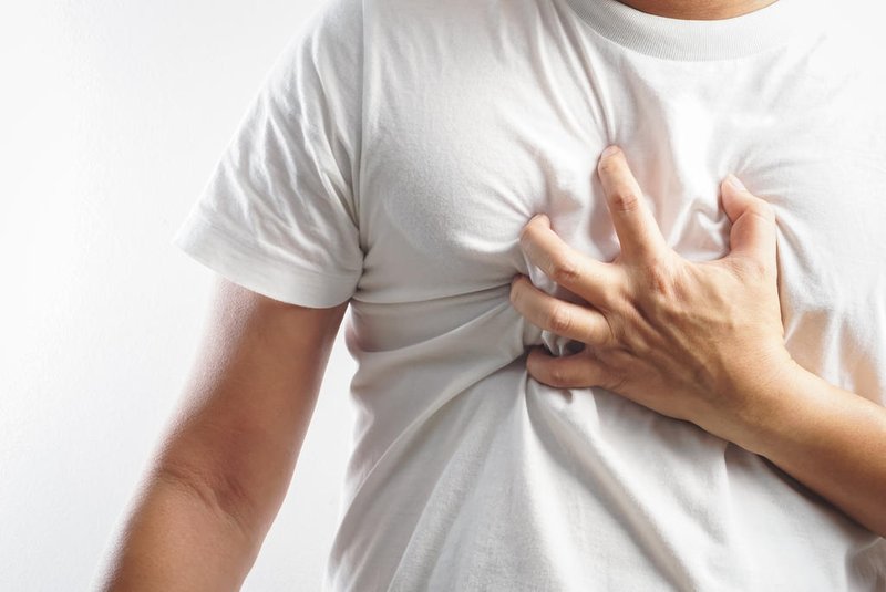 Man having a heart attackFonte: 128899608<!-- NICAID(15736193) -->