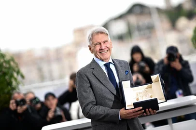 US actor Harrison Ford poses with his Honorary Palme d'Or during a photocall for the film "Indiana Jones and the Dial of Destiny" at the 76th edition of the Cannes Film Festival in Cannes, southern , on May 19, 2023. (Photo by LOIC VENANCE / AFP)Editoria: ACELocal: CannesIndexador: LOIC VENANCESecao: cinemaFonte: AFPFotógrafo: STF<!-- NICAID(15432967) -->