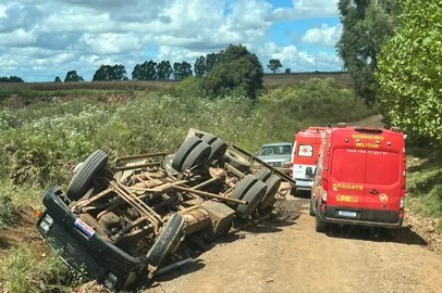 Um sinistro de trânsito envolvendo o tombamento de um caminhão foi registrado em área rural, na localidade da Estrada da Macena. O veículo, um caminhão Mercedes-Benz de Vacaria, transportava uma carga de maçãs no momento do acidente.<!-- NICAID(16248578) -->
