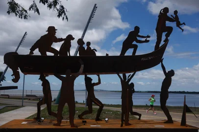 Porto Alegre, RS, Brasil, 11-12-2024: FEDERASUL e a ACPA inauguram a escultura em homenagem aos Heróis Voluntários da enchente de maio. Localizada no trecho 1 da orla (em frente ao restaurante 360) a escultura vem assinada pelo artista Ricardo Cardoso com curadoria de Cézar Prestes. Retrata um barco em tamanho real (6x2m), chamado Fraternidade, resgatando pessoas e animais.Foto: Mateus Bruxel / Agência RBSIndexador: MATEUS BRUXEL<!-- NICAID(15933485) -->