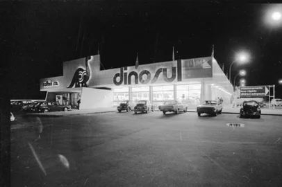 --OBS CDI: ATENÇÃO! CRÉDITO INCOMPLETO.Fotógrafo identificado apenas como "Santos" no envelope original de negativos do acervo de Zero Hora.-Fachada do Supermercado DINOSUL,  localizado na Avenida Wenceslau Escobar, bairro Tristeza.Imagem  de  julho de 1973. O supermercado foi inaugurado em junho de 1973.---OBS CDI: ATENÇÃO! CRÉDITO INCOMPLETO.Fotógrafo identificado apenas como "Santos" no envelope original de negativos do acervo de Zero Hora.---#ENVELOPE: 90084<!-- NICAID(15450301) -->
