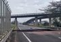 Parte do asfalto cede com força da água na Avenida Castelo Branco, em Porto Alegre 