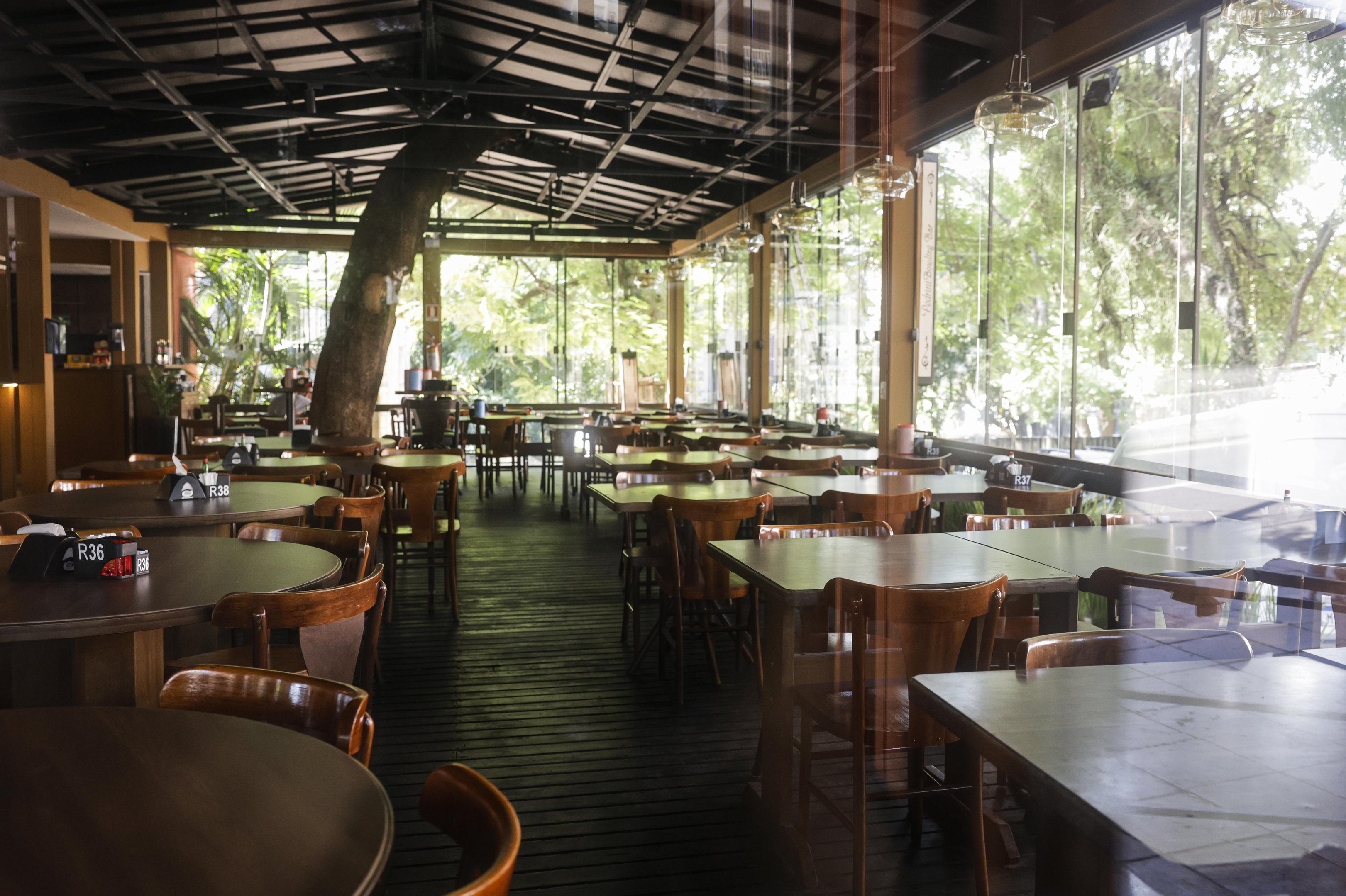 Tradicional boteco em Porto Alegre reabre após reforma e projeta seis ...