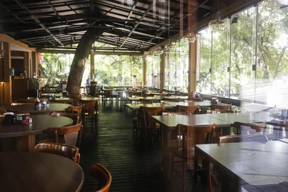 Porto Alegre, RS, Brasil, 25-02-2025: Novas instalações do Boteco Pedrini - Bowling Bar, na avenida Protásio Alves. Empreendimento deve ter ainda pistas de boliche, em construção num terreno ao lado. Foto: Mateus Bruxel / Agência RBSIndexador: MATEUS BRUXEL<!-- NICAID(15983692) -->