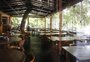 Tradicional boteco em Porto Alegre reabre após reforma e projeta seis pistas de boliche