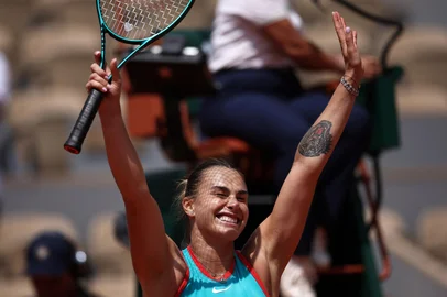 Belarus' Aryna Sabalenka celebrates after winning against China's Zheng Qinwen during their quarter-final women's singles match on day 10 of the French Open tennis tournament on Court Philippe-Chatrier at the Roland-Garros Complex in Paris on June 3, 2025. (Photo by Anne-Christine POUJOULAT / AFP)<!-- NICAID(16051335) -->
