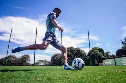 Fernando Alves / E.C. Juventude / Divulgação Treino do Juventude com foco na Série A do Brasileirão 2025. Na foto, o volante Jadson.<!-- NICAID(15990011) -->