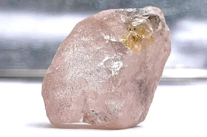 A companhia de mineração Lucapa Diamond Company Limited comunicou na quarta-feira (27) que mineiros angolanos encontraram o maior diamante rosa puro já encontrado em 300 anos. A pedra preciosa pesa 17 quilates.<!-- NICAID(15160554) -->