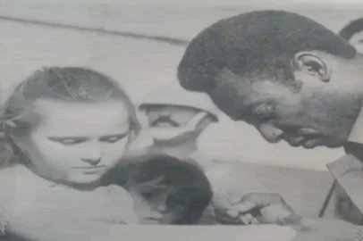 Flavia Detânico Onzi recebeu autógrafo de Pelé em 1972<!-- NICAID(15308267) -->