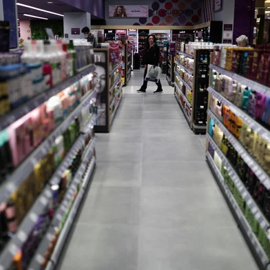 PORTO ALEGRE, RS, BRASIL, 21-07-2025: Mercado da beleza cresce em Porto Alegre a partir de megalojas de cosméticos multimarcas. Com dezenas de prateleiras com os mais variados produtos para diferentes aplicações, o mercado de cosméticos expõe a preocupação da população com as questões estéticas. Caso de duas lojas localizadas no Barra Sul Shopping, em Porto Alegre. Na imagem, o grande espaço da loja Me.Linda, com prateleiras compostas por uma variedade de produtos estéticos. Foto: Renan Mattos / Agência RBS<!-- NICAID(16085951) -->