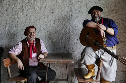 ELDORADO DO SUL, RS, BRASIL, 04-08-2025: Os músicos César Oliveira e Rogério Melo participam do projeto "Música do Rio Grande", de GZH, e interpretam a canção "Hino ao Rio Grande". A dupla celebra 25 anos de carreira com o evento "A Maior das Gauchadas", com diversos shows, no dia 09 de agosto, em Guaíba. Foto: Mateus Bruxel/Agência RBSIndexador: MATEUS BRUXEL<!-- NICAID(16094613) -->