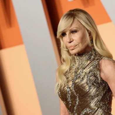 (FILES) Italian fashion designer Donatella Versace attends the Vanity Fair Oscar Party at the Wallis Annenberg Center for the Performing Arts in Beverly Hills, California, on March 2, 2025. Donatella Versace is giving up the creative reins of luxury fashion label Versace, which she has led since 1997, with Miu Miu's Dario Vitale taking over, owner Capri Holdings Limited said on March 3, 2025. (Photo by Michael Tran / AFP)Editoria: ACELocal: Beverly HillsIndexador: MICHAEL TRANSecao: celebrityFonte: AFPFotógrafo: STR<!-- NICAID(15994993) -->