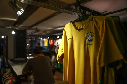 PORTO ALEGRE, RS, BRASIL, 25/06/2019: Questionamos se algumas pessoas deixaram de usar ou passaram a usar a camisa da Seleção Brasileira com a conotação política que ela ganhou desde 2015.Indexador: ISADORA NEUMANN<!-- NICAID(14137848) -->