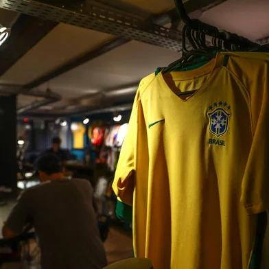 PORTO ALEGRE, RS, BRASIL, 25/06/2019: Questionamos se algumas pessoas deixaram de usar ou passaram a usar a camisa da Seleção Brasileira com a conotação política que ela ganhou desde 2015.Indexador: ISADORA NEUMANN<!-- NICAID(14137848) -->