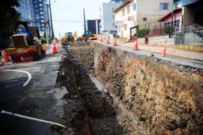 CAXIAS DO SUL, RS, BRASIL, 16/11/2023. Caxias do Sul passa por um momento de obras por conta da melhoria em rede de esgoto e também revitalização em algumas localidades. Por outro lado, obras trazem alguns transtornos no trânsito para caxienses. Na foto, bairro Sagrada Família, obras na Rua Graciema Formolo, na altura da Abramo Girardi. (Porthus Junior/Agência RBS)<!-- NICAID(15599872) -->