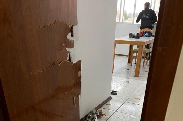 Apartamento do homem foi arrombado pela Polícia Civil de Passo Fundo