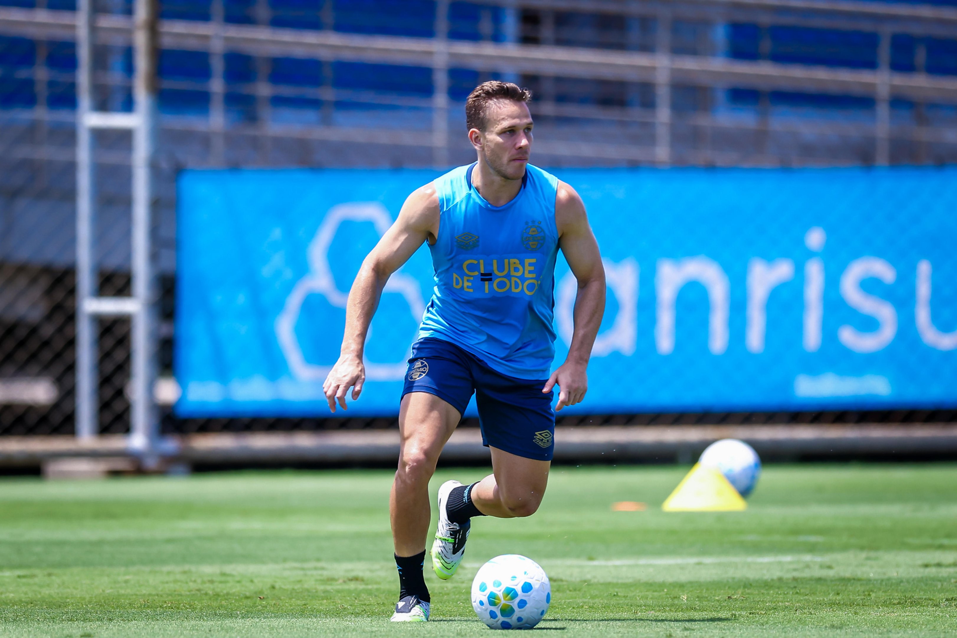 Gr&ecirc;mio adota cautela na reapresenta&ccedil;&atilde;o de Arthur durante a data Fifa