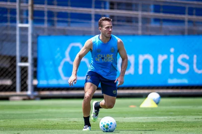 O meio-campista Arthur participa de treino do Grêmio no CT Luiz Carvalho.<!-- NICAID(16222799) -->