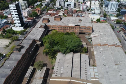 CAXIAS DO SUL, RS, BRASIL, 28/02/2023. Maesa: imagens aéreas na semana das discussões sobre o futuro da ocupação da antiga Metalúrgica Abramo Eberle. Na foto, vista da área central do complexo.<!-- NICAID(15362155) -->