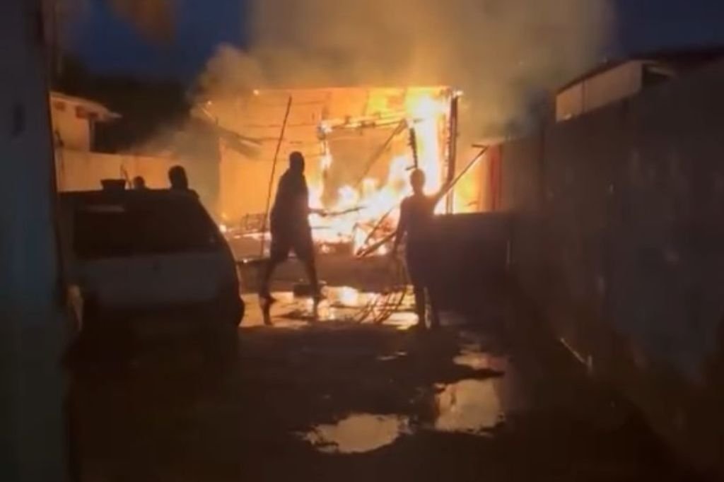 Inc&ecirc;ndio destr&oacute;i resid&ecirc;ncia de madeira no bairro Jardim Am&eacute;rica, em Cap&atilde;o do Le&atilde;o