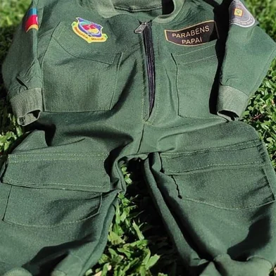 A notícia que será pai chegou ao capitão do Batalhão de Aéreo da Brigada Militar de Caxias do Sul Marcelo Segala Constante, 34 anos, de forma bastante especial na última sexta-feira (25). Ao anunciar a gravidez do primeiro filho do casal, a advogada Elba Schein Dias, 32 anos, resolveu homenagear a profissão do marido: ele foi surpreendido com uma minifarda de aviação junto ao exame que confirmou a gestação. <!-- NICAID(15056836) -->