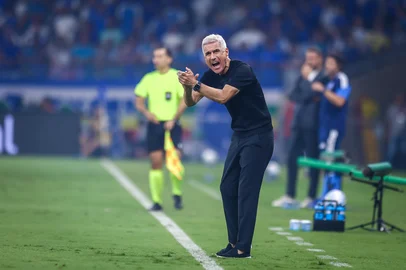 Na foto: Luís CastroRS - FUTEBOL/CAMPEONATO BRASILEIRO 2026/GREMIO X CRUZEIRO  - ESPORTES - Lance da partida entre Gremio e Cruzeiro disputada na noite deste sabado, no Estadio do Mineira, em Belo Horizonte, valida pela Campeonato Brasileiro 2026. FOTO: LUCAS UEBEL/GREMIO FBPA<!-- NICAID(16268707) -->