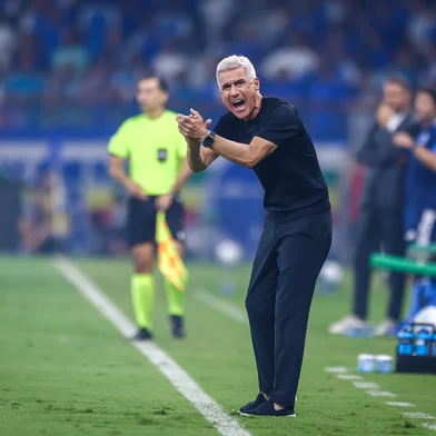 Na foto: Luís CastroRS - FUTEBOL/CAMPEONATO BRASILEIRO 2026/GREMIO X CRUZEIRO  - ESPORTES - Lance da partida entre Gremio e Cruzeiro disputada na noite deste sabado, no Estadio do Mineira, em Belo Horizonte, valida pela Campeonato Brasileiro 2026. FOTO: LUCAS UEBEL/GREMIO FBPA<!-- NICAID(16268707) -->
