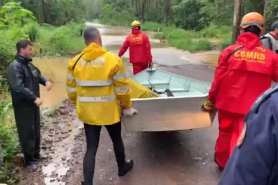 Militares do Corpo de Bombeiros de Capão da Canoa e de Terra de Areia realizam resgate a grupo de pessoas dentro de um ônibus que ficou ilhado na região conhecida como Gruta, na tarde desta terça-feira (26), na RS-484, na estrada que liga Maquiné a Barra do Ouro, no Litoral Norte. O motivo é a inundação da pista pelo Rio Forqueta, que transbordou.<!-- NICAID(15551594) -->